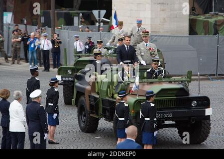 Il presidente francese Emmanuel Macron (L) si trova in un veicolo Acmat VLRA accanto agli eserciti francesi il capo di stato maggiore generale Francois Lecointre mentre rivedono le truppe prima dell'inizio della sfilata militare del giorno della Bastiglia lungo il viale Champs-Elysees a Parigi il 14 luglio 2019. Foto di Raphaël Lafargue/ABACAPRESS.COM Foto Stock