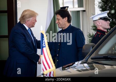 Il presidente Donald Trump saluta il primo ministro della Repubblica islamica del Pakistan, Imran Ahmed Khan Niazi, all'ingresso dell'ala ovest della Casa Bianca il 22 luglio 2019 a Washington, D.C. Trump e Niazi hanno partecipato ad un incontro bilaterale e ad un pranzo di lavoro bilaterale ampliato. Foto di Pete Marovich/ABACAUSA.com Foto Stock