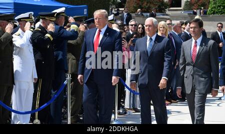 Il presidente Donald Trump (L) passa davanti a una guardia d'onore con il nuovo Segretario della Difesa Mark Esper (R) e il Vice Presidente Mike Pence (C), al Pentagono, giovedì 25 luglio 2019, Washington, DC. Il Dipartimento della Difesa è stato senza un leader a tempo pieno da quando l'ex Segretario Jim Mattis si è dimesso nel dicembre 2018. ISP POOL Foto di Mike Theiler/Pool/ABACAPRESS.COM Foto Stock