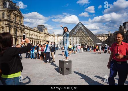 I turisti camminano di fronte al Louvre il 31 2019 luglio a Parigi, Francia. Chiunque abbia in programma una visita al museo del Louvre di Parigi è stato avvertito di prenotare in anticipo - poiché il museo è sempre più pieno per accettare visitatori senza un biglietto prenotato in anticipo. Il Louvre ha avvertito i visitatori che acquistare i biglietti online in anticipo è l'unico modo per garantire l'ingresso al famoso museo. I cartelli "completi" del museo sono stati visti fuori dall'ingresso già alle 9:00, alcuni giorni, alla frustrazione di molti turisti. Il Museo del Louvre ha visto un notevole aumento delle presenze recentemente, con oltre 10 milioni di visitatori all'anno. P. Foto Stock
