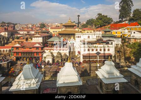 Tempio di Pashupatinath dal fiume Bagmati, Kathmandu, Nepal Foto Stock