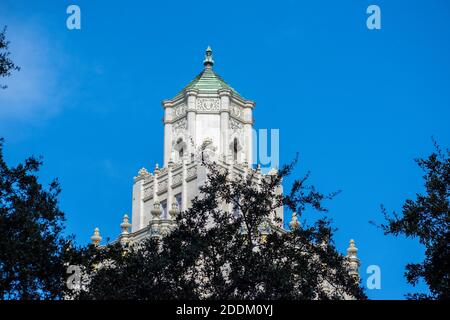 Bella chiesa antica tra foglie verdi Foto Stock