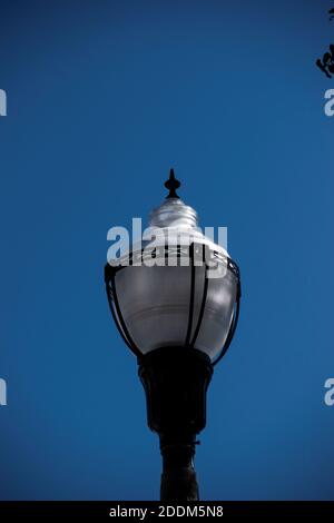 antico lampione con sfondo blu del cielo in una giornata di sole Foto Stock