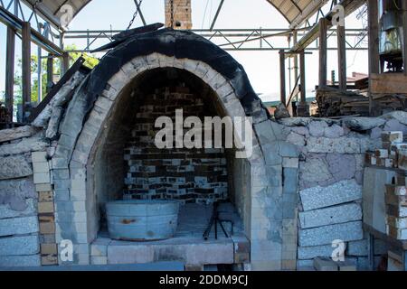 rustico forno in pietra per fare artigianato in mano giardino fatto Foto Stock