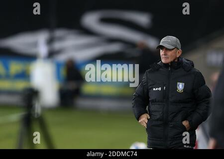 Swansea, Regno Unito. 25 Nov 2020. Tony Pulis, il manager di Sheffield Wednesday guarda avanti dal dugout. EFL Skybet Championship, Swansea City contro Sheffield mercoledì al Liberty Stadium di Swansea mercoledì 25 novembre 2020. Questa immagine può essere utilizzata solo per scopi editoriali. Solo per uso editoriale, è richiesta una licenza per uso commerciale. Nessun utilizzo nelle scommesse, nei giochi o nelle pubblicazioni di un singolo club/campionato/giocatore. pic di Andrew Orchard/Andrew Orchard sports photography/Alamy Live news Credit: Andrew Orchard sports photography/Alamy Live News Foto Stock