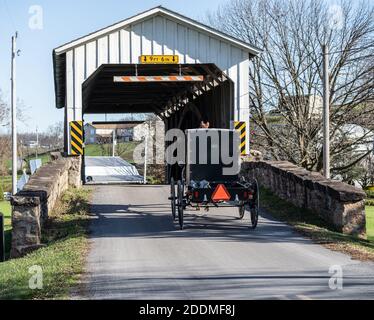 La buggy Amish attraversa il ponte coperto nella contea rurale di Lancaster, Pennsylvanai Foto Stock