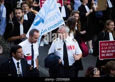 Piloti alla protesta contro la riforma pensionistica a Parigi il 16 settembre 2019. Diverse migliaia di avvocati, accompagnati da professionisti del settore sanitario (medici, infermieri, ecc.) o del trasporto aereo (piloti, hostess, stewards), tutti contrari al 'sistema universale' di pensioni voluto dal governo, hanno iniziato a protestare per difendere i loro 'regimi autonomi'. Foto di Raphael Lafargue/ABACAPRESS.COM Foto Stock