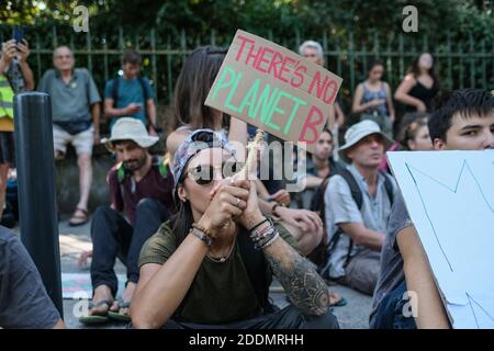 Protetore con il segno 'non c'è pianeta B' . I giovani manifestanti climatici marciano in passato tenendo molti segnali con il messaggio di difendere il pianeta e contro il cambiamento climatico. Questo è un altro giorno di uno sciopero climatico globale per denunciare l'inazione climatica e chiedere giustizia sociale a Tolosa, in Francia, il 20 settembre 2019. Foto di Patrick Batard/ABACAPRESS.COM Foto Stock