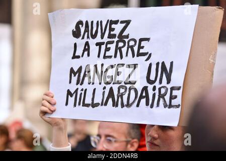 Manifesti durante il clima marcia che ha riunito quasi 5,000 persone a Strasburgo, Francia, il 21 settembre 2019. Questo incontro mira a chiedere al governo francese che vengano adottate misure concrete di fronte al cambiamento climatico. Foto di Nicolas Roses/ABACAPRESS.COM Foto Stock