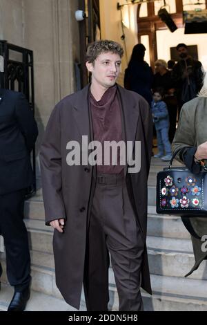 Niels Schneider, attore franco-canadese in partenza dopo la sfilata Primavera/Estate 2020 della LEMAIRE Collection nell'ambito della Paris Fashion Week di Parigi, Francia, il 25 settembre 2019. Foto di JanaCallmeJ/ABACAPRESS.COM Foto Stock