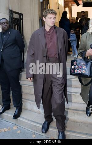 Niels Schneider, attore franco-canadese in partenza dopo lo spettacolo LEMAIRE. Collezione Primavera/Estate 2020 come parte della Paris Fashion Week a Parigi, Francia, il 25 settembre 2019. Foto di JanaCallmeJ/ABACAPRESS.COM Foto Stock