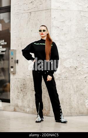 Street Style, Claire Laffut in arrivo a Mugler, spettacolo di ready-to-wear Primavera-Estate 2020, tenutosi al Palais de Tokyo, Parigi, Francia, il 25 settembre 2019. Foto di Marie-Paola Bertrand-Hillion/ABACAPRESS.COM Foto Stock