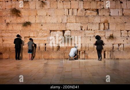 Ebrei che parano al sacro Muro Occidentale di Gerusalemme, Israele Foto Stock