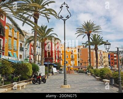 Vallajoyosa, Provincia di Alicante, Costa Blanca, Spagna. Le case sulla parata principale di Villajoyosa hanno ciascuna un proprio colore distintivo. Foto Stock
