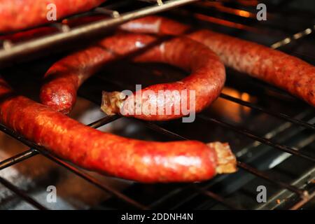 Rack di salumi di prosciutto che asciugano in un forno dopo essere stato fiorito Foto Stock