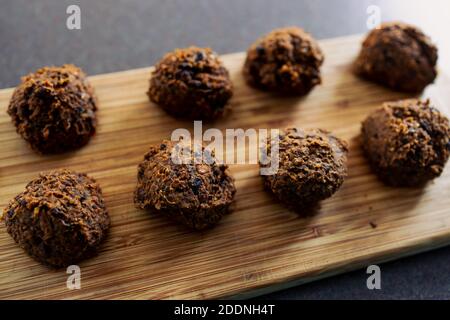 concetto sano di ricette di cibo a base di piante, polpette vegane fatte di fagioli neri mince di funghi e proteine vegetali testurizzate sul tagliere Foto Stock