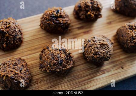 concetto sano di ricette di cibo a base di piante, polpette vegane fatte di fagioli neri mince di funghi e proteine vegetali testurizzate sul tagliere Foto Stock