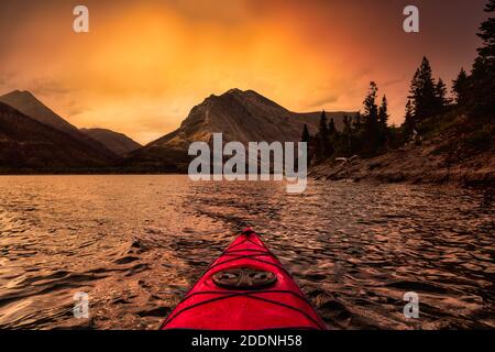 Kayak nel lago Glacier circondato dalle splendide Montagne Rocciose canadesi Montagne Foto Stock