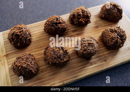 concetto sano di ricette di cibo a base di piante, polpette vegane fatte di fagioli neri mince di funghi e proteine vegetali testurizzate sul tagliere Foto Stock
