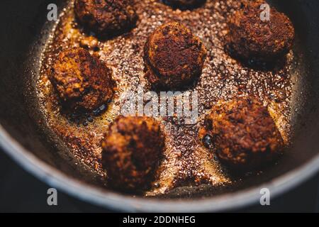 concetto sano di ricette di cibo a base di piante, polpette vegane fatte di fagioli neri mince di funghi e proteine vegetali testurizzate ottenere padella fritti Foto Stock
