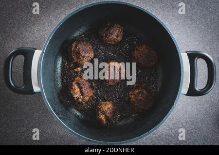 concetto sano di ricette di cibo a base di piante, polpette vegane fatte di fagioli neri mince di funghi e proteine vegetali testurizzate ottenere padella fritti Foto Stock