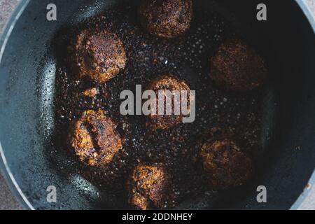 concetto sano di ricette di cibo a base di piante, polpette vegane fatte di fagioli neri mince di funghi e proteine vegetali testurizzate ottenere padella fritti Foto Stock