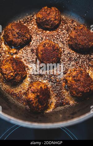 concetto sano di ricette di cibo a base di piante, polpette vegane fatte di fagioli neri mince di funghi e proteine vegetali testurizzate ottenere padella fritti Foto Stock