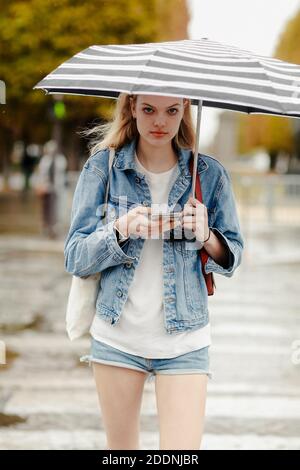 Street Style, modello dopo la sfilata di Victoria Tomas Primavera-Estate 2020, tenuta al Faust, Parigi, Francia, il 24 settembre 2019. Foto di Marie-Paola Bertrand-Hillion/ABACAPRESS.COM Foto Stock