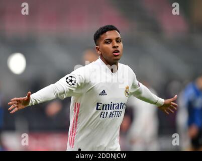 Milano, Italia. 25 Nov 2020. Rodygo del Real Madrid celebra il gol della sua squadra durante la partita UEFA Champions League Group B tra FC Inter e Real Madrid a Milano, Italia, 25 novembre 2020. Credit: Daniele Mascolo/Xinhua/Alamy Live News Foto Stock