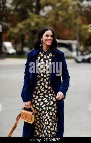 Street Style, Bruna Marquezine in arrivo allo spettacolo di Chloe Primavera-Estate 2020, tenuto al Grand Palais, Parigi, Francia, il 26 settembre 2019. Foto di Marie-Paola Bertrand-Hillion/ABACAPRESS.COM Foto Stock