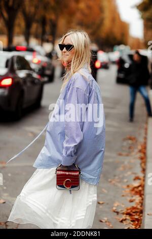 Street Style, Charlotte Groeneveld in arrivo a Chloe Primavera-Estate 2020, spettacolo pronto all'uso, tenuto al Grand Palais, Parigi, Francia, il 26 settembre 2019. Foto di Marie-Paola Bertrand-Hillion/ABACAPRESS.COM Foto Stock