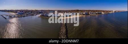 Panorama aereo di Chesapeake Beach sulla riva orientale di Maryland con barche a vela affitto vacanze mare Foto Stock