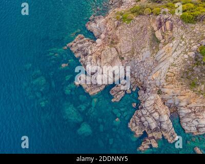 Vista aerea delle onde del mare e la splendida costa rocciosa Foto Stock