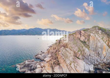 Vista aerea delle onde del mare e la splendida costa rocciosa Foto Stock