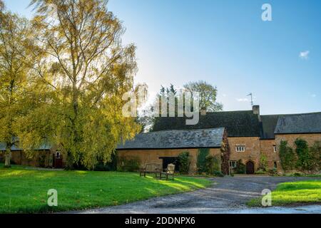 Balscote villaggio in autunno. Balscote, Oxfordshire, Inghilterra Foto Stock