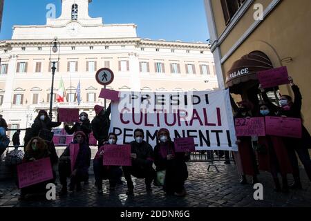 Roma, Italia. 25 Nov 2020. Durante la Giornata Internazionale della Donna, gli operatori teatrali, i ballerini e le persone che lavorano nel settore della cultura e dello spettacolo prendono parte alla protesta di Piazza Montecitorio contro le misure di blocco della pandemia del Covid-19, a causa delle restrizioni imposte dal governo italiano, il settore dell'intrattenimento sta subendo la crisi economica causata dalla pandemia. (Foto di Andrea Ronchini/Pacific Press) Credit: Pacific Press Media Production Corp./Alamy Live News Foto Stock