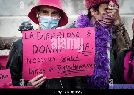 Roma, Italia. 25 Nov 2020. Durante la Giornata Internazionale della Donna, gli operatori teatrali, i ballerini e le persone che lavorano nel settore della cultura e dello spettacolo prendono parte alla protesta di Piazza Montecitorio contro le misure di blocco della pandemia del Covid-19, a causa delle restrizioni imposte dal governo italiano, il settore dell'intrattenimento sta subendo la crisi economica causata dalla pandemia. (Foto di Andrea Ronchini/Pacific Press) Credit: Pacific Press Media Production Corp./Alamy Live News Foto Stock