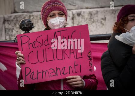 Roma, Italia. 25 Nov 2020. Durante la Giornata Internazionale della Donna, gli operatori teatrali, i ballerini e le persone che lavorano nel settore della cultura e dello spettacolo prendono parte alla protesta di Piazza Montecitorio contro le misure di blocco della pandemia del Covid-19, a causa delle restrizioni imposte dal governo italiano, il settore dell'intrattenimento sta subendo la crisi economica causata dalla pandemia. (Foto di Andrea Ronchini/Pacific Press) Credit: Pacific Press Media Production Corp./Alamy Live News Foto Stock