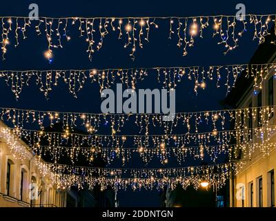 strada della città vecchia decorata con luci di natale. decorazioni per le vacanze invernali. Foto Stock