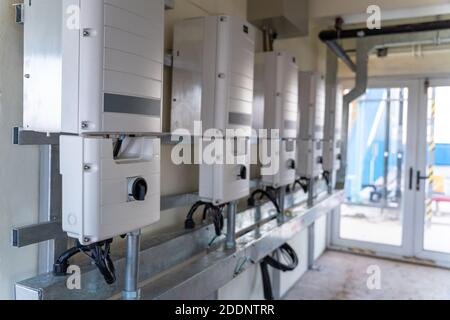 Primo piano pannello solare inverter e sistema solare di pannelli solari o celle solari in fabbrica o costruzione tetto o terrazza con luce solare, sole o rinnovo Foto Stock