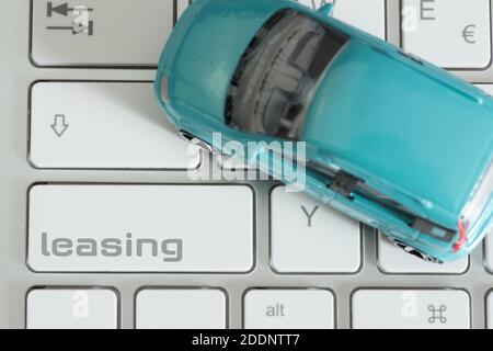 Un computer, un'auto e la chiave per il leasing Foto Stock