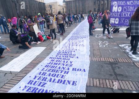 25 novembre 2020: Celebrazione della Giornata di non-violenza contro le donne a Bogotà Credit: Daniel Garzon Herazo/ZUMA Wire/Alamy Live News Foto Stock