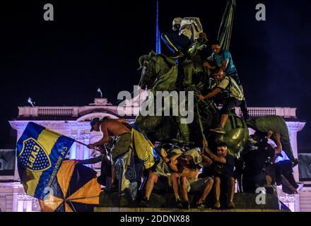 Buenos Aires, Argentina. 26 Nov 2020. Gli appassionati di calcio argentini piangono Diego Maradona con le bandiere del club Boca Juniors. Migliaia di persone si sono quindi spontaneamente radunate in varie località della capitale argentina. Maradona era morto di un attacco di cuore mercoledì (25.11.2020) all'età di soli 60 anni nella sua casa a Tigre, a nord di Buenos Aires. Credit: Fernando Gens/dpa/Alamy Live News Foto Stock