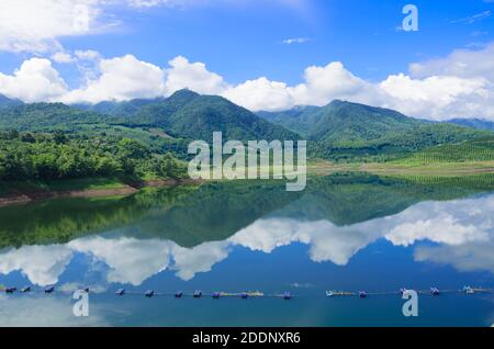 La bellezza della foresta di abbondanza e l'acqua pulita dentro diga Thailandia Foto Stock