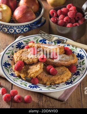 Rinuchy. Racuszki Z Jabłkami. Frittelle di mele polacche. Polonia alimentare Foto Stock