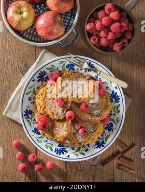 Rinuchy. Racuszki Z Jabłkami. Frittelle di mele polacche. Polonia alimentare Foto Stock