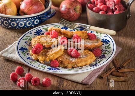 Rinuchy. Racuszki Z Jabłkami. Frittelle di mele polacche. Polonia alimentare Foto Stock