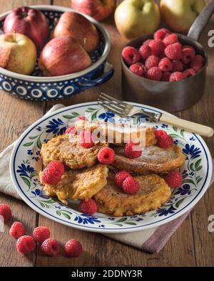 Rinuchy. Racuszki Z Jabłkami. Frittelle di mele polacche. Polonia alimentare Foto Stock