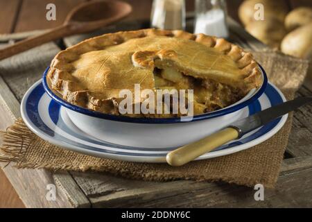 Torta di carne e patate. Northern England Food UK Foto Stock