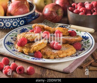 Rinuchy. Racuszki Z Jabłkami. Frittelle di mele polacche. Polonia alimentare Foto Stock